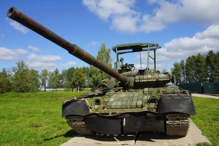 "Đặc điểm đáng chú ý nhất của cấu hình giáp mới trên xe tăng T-80 là lồng chống máy bay không người lái được thiết kế lại, gắn trên tháp pháo, thường được binh lính Nga gọi là Mangal hay 'vỉ nướng'".