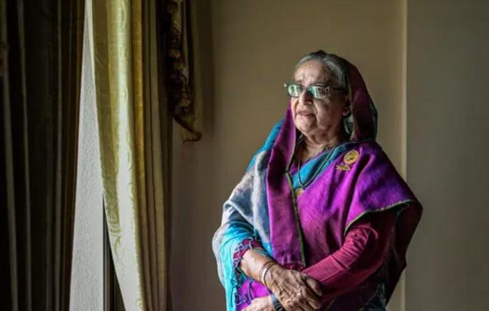 Một ngày sau, bà Hasina tuyên bố từ chức, rời Bangladesh bằng trực thăng sang Ấn Độ và sống lưu vong tại đây cho đến nay.