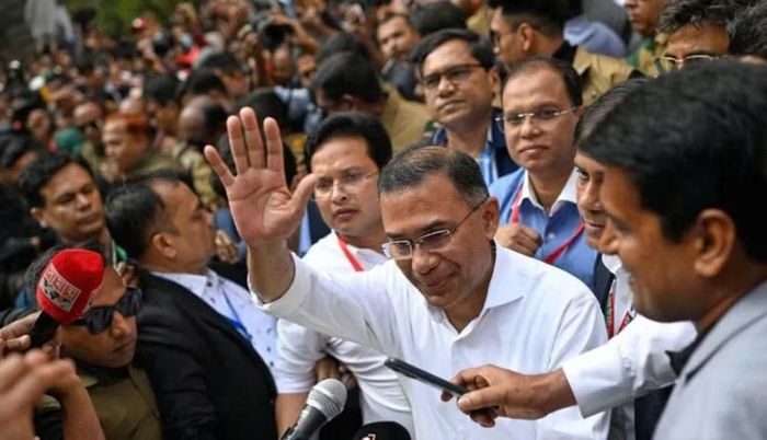 Ông Tarique Rahman, con trai cựu Thủ tướng Khaleda Zia và là đối thủ chính trị lâu năm của bà Hasina, đã giành chiến thắng áp đảo trong cuộc tổng tuyển cử diễn ra vào tháng 2 dưới sự giám sát của chính phủ lâm thời. Đảng Liên đoàn Awami của bà Hasina không được phép tham gia cuộc bầu cử.