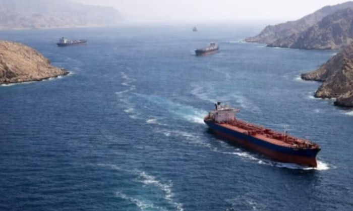 Trong bối cảnh hoạt động hàng hải qua eo biển Hormuz gặp nhiều trở ngại, Arab Saudi đã tăng cường vận chuyển hàng triệu thùng dầu mỗi ngày bằng hệ thống đường ống tới cảng Yanbu ở bờ tây để xuất khẩu qua Biển Đỏ.