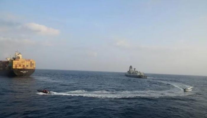 Houthi cũng tuyên bố có thể tấn công các cơ sở trung chuyển dầu, làm gián đoạn hoạt động xuất khẩu của nước này.