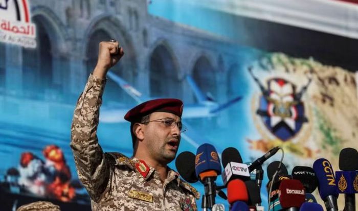 Phát ngôn viên Houthi Yahya Saree cho biết lực lượng này đã sử dụng nhiều tên lửa đạn đạo để tấn công tàu chở dầu Wafa của Arab Saudi ngoài khơi thành phố Yanbu.