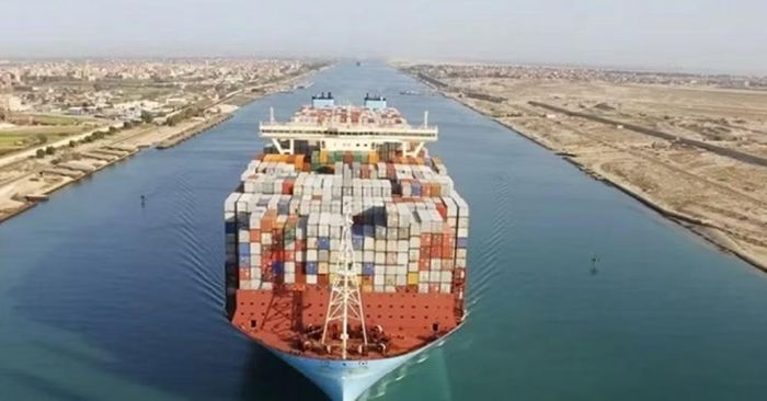 Kênh đào Suez ở phía bắc Biển Đỏ và eo biển Bab al-Mandab ở phía nam đều là các tuyến vận tải chiến lược đối với hoạt động xuất khẩu dầu của Arab Saudi.