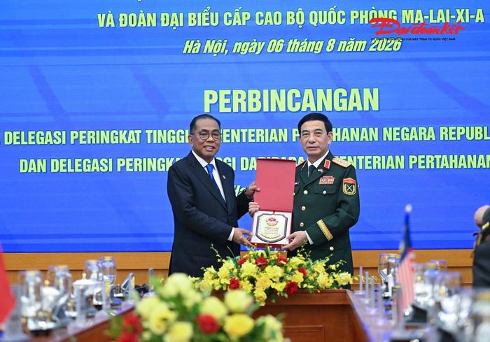 Đại tướng Phan Văn Giang và Bộ trưởng Dato' Seri Mohamed Khaled bin Nordin trao quà lưu niệm. Ảnh: Quang Vinh