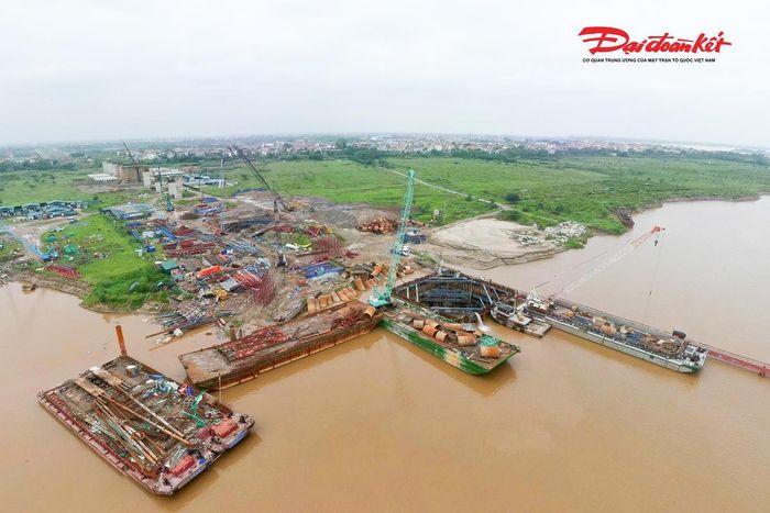 Theo ghi nhận của PV Báo Đại đoàn kết, hiện trên mặt sông Hồng, không khí thi công diễn ra khẩn trương khi các nhà thầu đồng loạt huy động cần cẩu, sà lan, hệ thống cầu công vụ cùng nhiều thiết bị chuyên dụng để triển khai các hạng mục trụ chính.