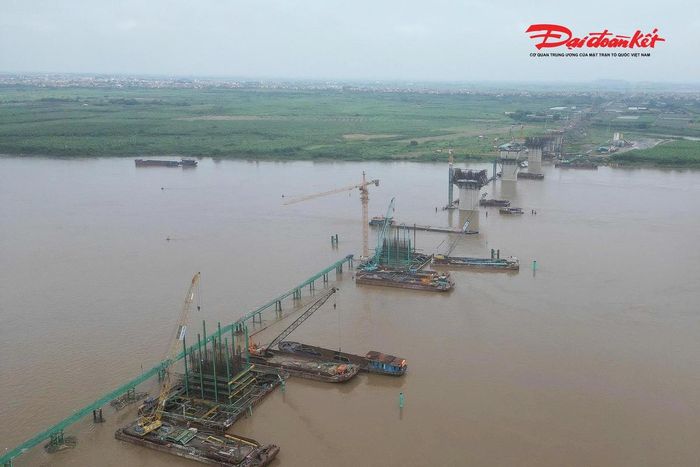 Cầu Hồng Hà có chiều dài khoảng 4,377 km, gồm 70 trụ cầu vượt sông Hồng và vượt qua đê tả Hồng, đê hữu Hồng, kết nối với các cầu cạn thuộc dự án BOT. Điểm đầu tuyến nằm tại xã Mê Linh, điểm cuối tại xã Ô Diên. Tổng giá trị xây dựng của công trình khoảng 4.273 tỷ đồng.