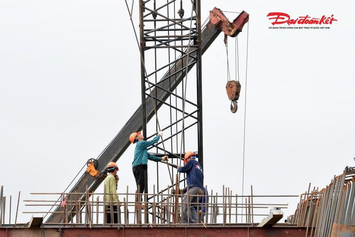 Ban Quản lý dự án đặt mục tiêu thông xe kỹ thuật cầu Hồng Hà vào tháng 7/2027 và hoàn thành toàn bộ công trình trong tháng 10/2027, góp phần hoàn thiện tuyến Vành đai 4 - Vùng Thủ đô Hà Nội, tăng cường kết nối giao thông liên vùng và đáp ứng yêu cầu đưa công trình vào khai thác trước Hội nghị APEC năm 2027.
