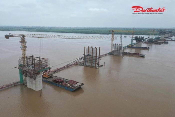 Cuối tháng 7/2026, các nhà thầu tại cầu Hồng Hà đã hoàn thành 917/941 cọc khoan nhồi; đổ bê tông 55/70 bệ trụ; thi công 50/70 thân trụ với 141/225 đốt thân trụ đã hoàn thành; hoàn thành bê tông xà mũ tại 9 trụ...