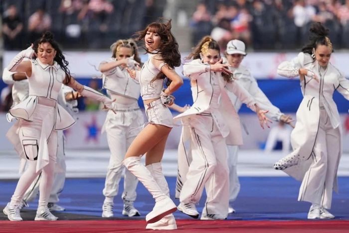 Lisa (Blackpink) trình diễn tại lễ khai mạc World Cup 2026.