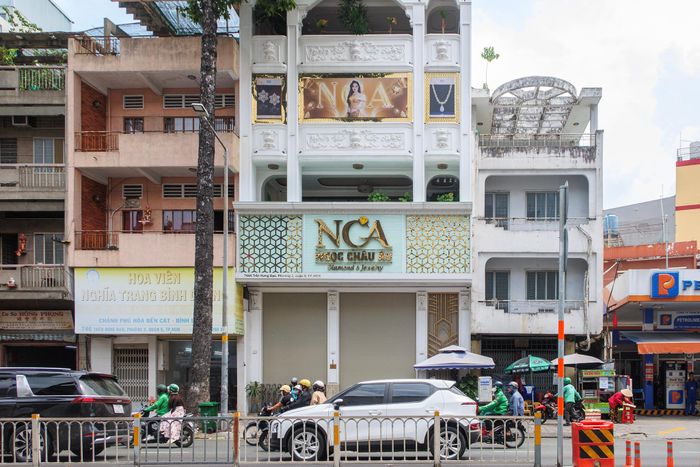  Đã quá hẹn mở cửa trở lại hơn 10 ngày, thương hiệu Ngọc Châu Âu (đường Trần Hưng Đạo, phường Chợ Quán) vẫn không có thông báo mới, bên ngoài chỉ có bảo vệ túc trực. Trước đó, doanh nghiệp thông báo tạm ngừng hoạt động từ ngày 11/7 đến hết 24/7 để sắp xếp lại công việc. 