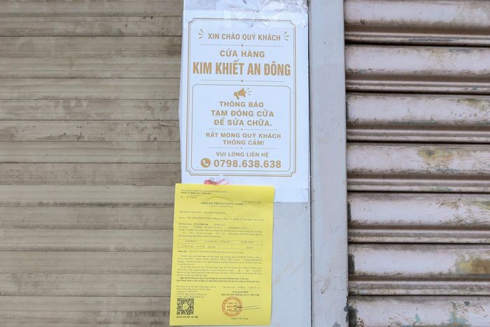  Cửa hàng Kim Khiết đối diện chợ An Đông cũng không nêu rõ khi nào mở cửa. Đáng chú ý, ngay bên dưới thông báo tạm nghỉ để sửa chữa cửa hàng là giấy nhắc đóng tiền điện lần hai vào ngày 4/8 sau lần 1 vào ngày 2/8. 