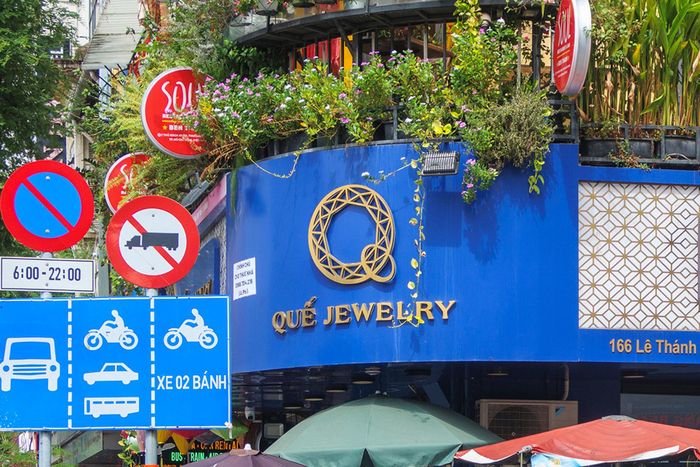  Trước đó, giữa làn sóng nhiều cửa hàng kim hoàn đóng cửa, Quế Jewelry ra thông báo tạm nghỉ từ ngày 19/7 đến 3/8 để sắp xếp lại hoạt động và chuẩn bị cho giai đoạn tiếp theo. Tuy nhiên, trong suốt thời gian đó, thương hiệu vẫn duy trì giới thiệu, kinh doanh sản phẩm trên fanpage chính thức. 