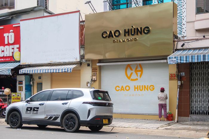  Cao Hùng Diamond (35 Trần Phú, phường Chợ Quán) là một trong những doanh nghiệp tuyên bố mất thanh khoản, phải tạm ngưng hoạt động thu đổi trong 2 tuần để ổn định hệ thống kể từ ngày 18/8. Ghi nhận cho thấy mặt bằng vẫn "cửa đóng then cài" đến nay. Dù vậy, Cao Hùng nhấn mạnh doanh nghiệp không đóng cửa, đồng thời bày tỏ mong muốn tiếp tục duy trì hoạt động và phục vụ khách hàng. 