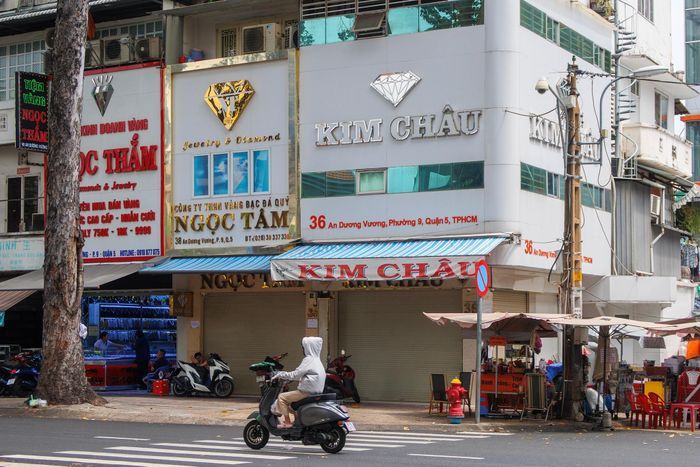  Tiệm Ngọc Tâm kế bên vẫn đóng cửa im lìm từ giữa tháng 7 đến nay, dù trước đó chỉ thông báo tạm ngưng hoạt động trong 2 tuần, sau khi Giám đốc Nguyễn Thị Liên bị khởi tố trong đường dây buôn lậu kim cương xuyên quốc gia. 