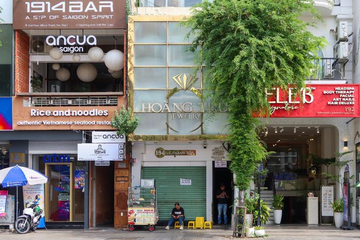  Trong khi đó, cửa hàng Hoàng Thứ Jewelry gần đó vẫn đóng cửa im lìm. Dù trước cửa treo bảng "xin tạm nghỉ ngày hôm nay", thực tế đã nhiều ngày trôi qua mà cửa hàng vẫn chưa mở cửa trở lại. Thông báo chính thức của Hoàng Thứ cũng không nêu thời gian tạm nghỉ cụ thể. 