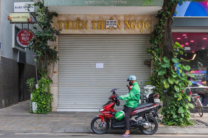 Loạt cửa hàng kim cương khác như Chín Tâm, Thiên Thiên Ngọc quanh khu vực chợ Bến Thành cũng trong tình trạng tương tự. Riêng Chín Tâm hẹn đến ngày 17/8 sẽ bán lại bình thường, còn trên bảng hiệu Thiên Thiên Ngọc đã dán thông tin cho thuê nhà.