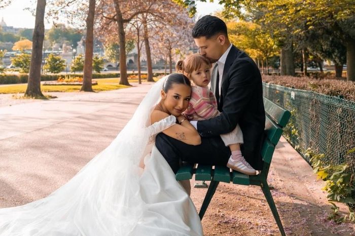 Trước lễ cưới, Jennifer Coppen lần đầu chia sẻ điều khiến cô hoàn toàn tin tưởng và quyết định gắn bó trọn đời với tuyển thủ Indonesia. Theo nữ diễn viên, điều chinh phục cô không phải những lời nói lãng mạn hay cách Justin đối xử với mình, mà là tình yêu chân thành anh dành cho Kamari - con gái riêng của cô. Jennifer cho biết cô nhiều lần xúc động khi chứng kiến Justin luôn ân cần chăm sóc, quan tâm và yêu thương bé như con ruột.