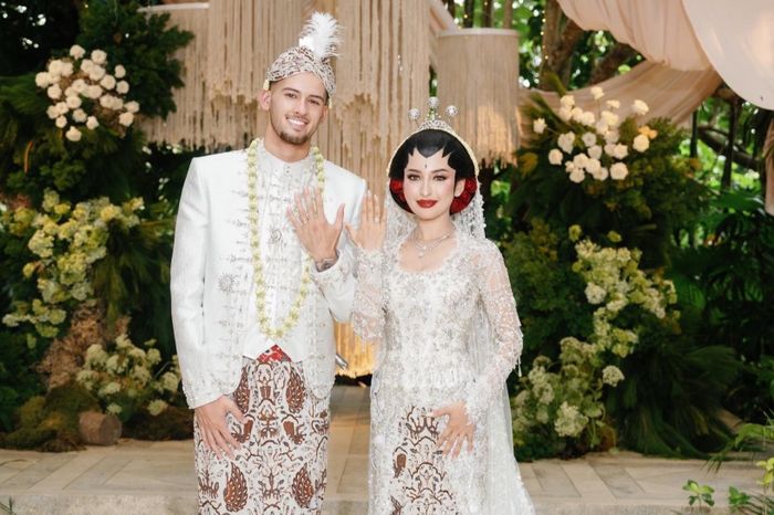 Cặp đôi vẫn lựa chọn nghi thức akad nikah theo truyền thống Hồi giáo và diện trang phục cưới mang đậm nét văn hóa Java. Trước ngày thành hôn, cả hai cũng hoàn tất các nghi lễ truyền thống như pengajian, siraman và midodareni. Những khoảnh khắc trao nhẫn, ký giấy chứng nhận kết hôn và nhận lời chúc phúc từ gia đình nhanh chóng lan truyền trên mạng xã hội, thu hút sự chú ý của đông đảo người hâm mộ.
