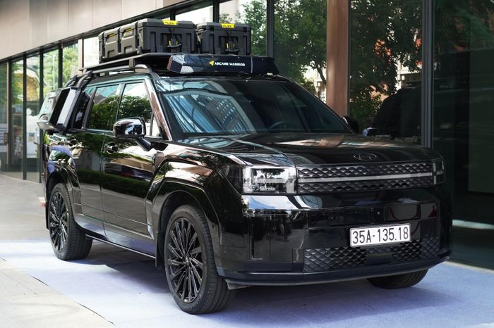 Chiếc Hyundai Santa Fe trên ảnh là bản XRT đặc biệt, được bổ sung hàng loạt trang bị phong cách địa hình. Đây cũng là lần đầu tiên hãng xe Hàn Quốc giới thiệu một bản độ kiểu hầm hố đến người dùng Việt.