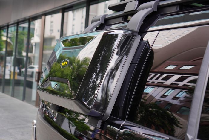 Ở thân xe phía bên phải là một hộp đựng đồ bên hông xe, thường gắn trên các mẫu SUV địa hình như Land Rover Defender.