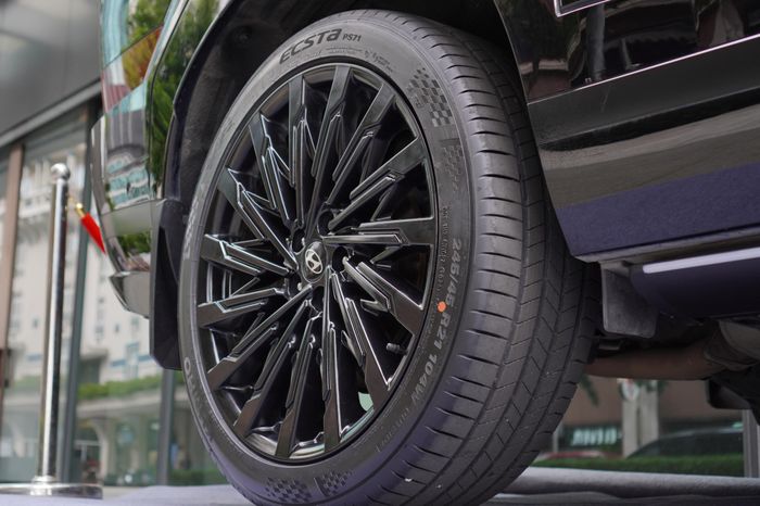 Phần mâm kích thước 21 inch.