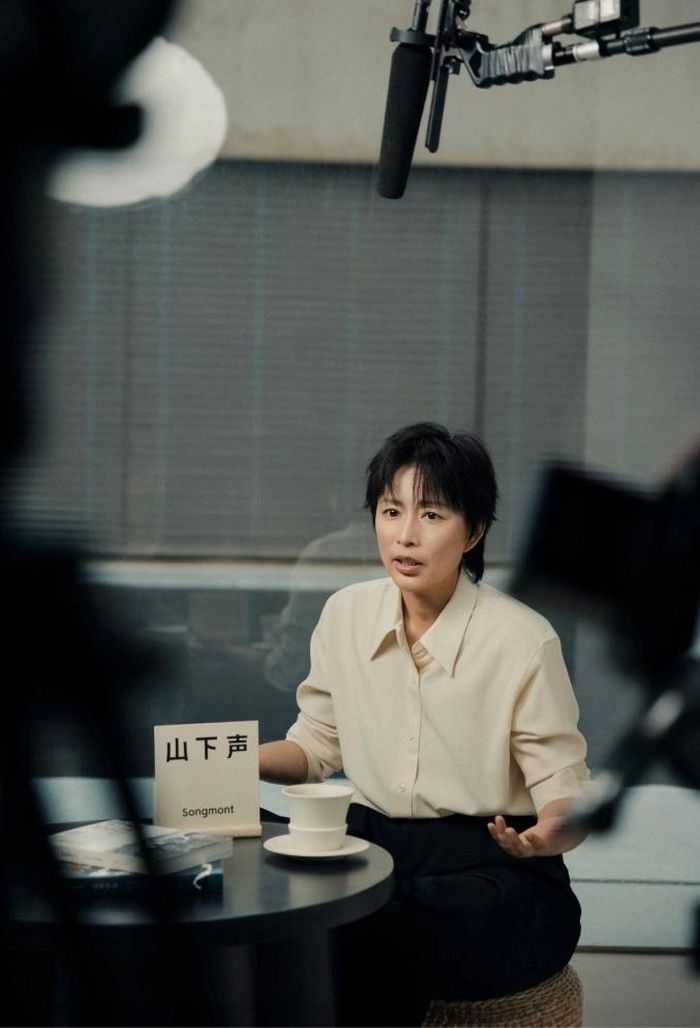  Nhà văn, đạo diễn Zhou Yijun hợp tác với thương hiệu Songmont trong loạt podcast. Ảnh: Songmont. 
