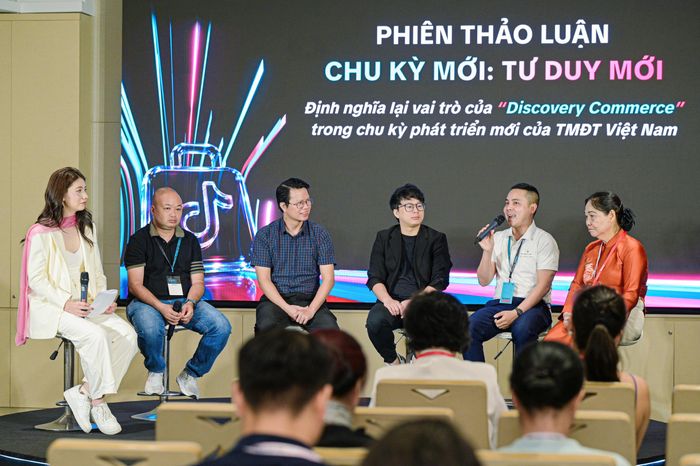  Các diễn giả trao đổi tại phiên thảo luận Chu kỳ mới: Tư duy mới với chủ đề “Định nghĩa lại vai trò của ‘Discovery Commerce’ trong chu kỳ phát triển mới của TMĐT Việt Nam” trong khuôn khổ TikTok Shop Vietnam Summit 2026. 