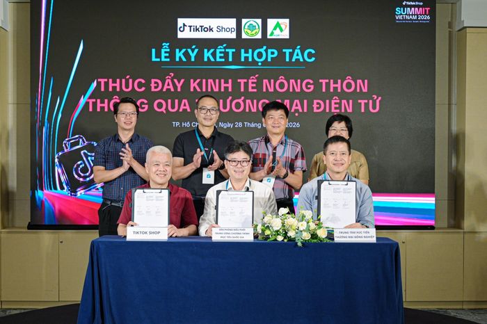  Đại diện Văn phòng Điều phối Trung ương Chương trình Mục tiêu quốc gia, Trung tâm Xúc tiến thương mại nông nghiệp và môi trường (Bộ Nông nghiệp và Môi trường) và TikTok Việt Nam ký kết chương trình hợp tác thúc đẩy kinh tế nông thôn thông qua TMĐT. 