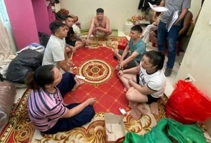Các đối tượng tại hiện trường.