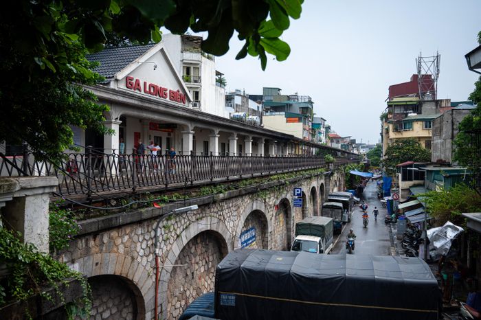  Giai đoạn 1900 - 1902, người Pháp cho xây dựng tuyến đường sắt trên cao nối từ cầu Long Biên vào ga Hà Nội. Tuyến đường chạy dọc phố Phùng Hưng, đặt trên hệ thống 131 vòm cầu đá xanh vững chắc, hình thành cảnh quan kiến trúc đặc trưng còn tồn tại đến nay.