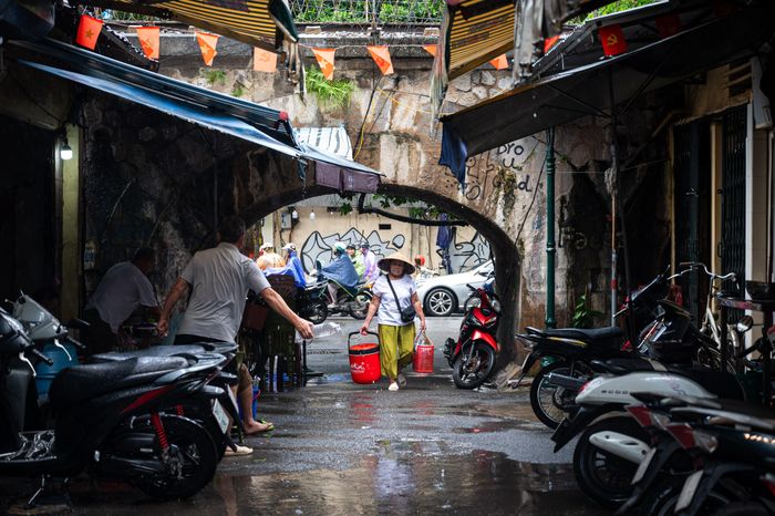  Một số ô vòm được để thông, trở thành lối đi từ nhiều năm nay của người dân. Hình ảnh tại ô số 9 gần ngõ Hàng Hương. 