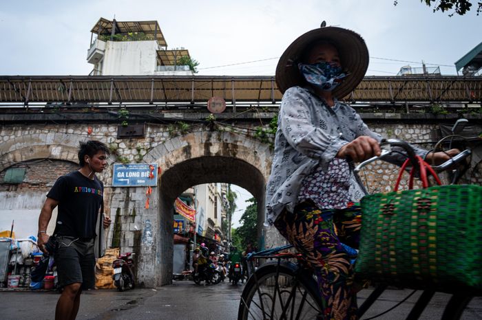  Trong tổng số 131 vòm cầu hiện nay, có 6 vòm phục vụ giao thông, 97 vòm được xây bịt hai lớp tường, 21 vòm bịt bốn lớp và 7 vòm còn giữ nguyên trạng, nằm ở khu vực dưới ga Long Biên. Hình ảnh tại ô số 122 khu vực phố Gầm Cầu. 
