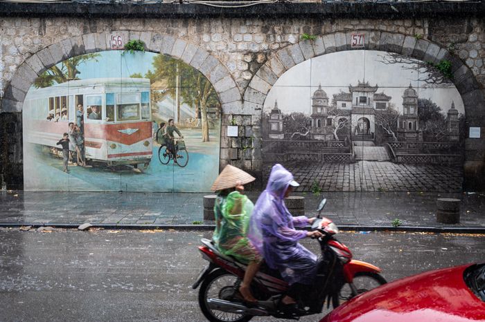  Dọc tuyến phố Phùng Hưng hướng về Hàng Cót, gần 20 ô vòm được trang trí bằng nhiều tác phẩm nghệ thuật, tạo nên không gian sinh động. 