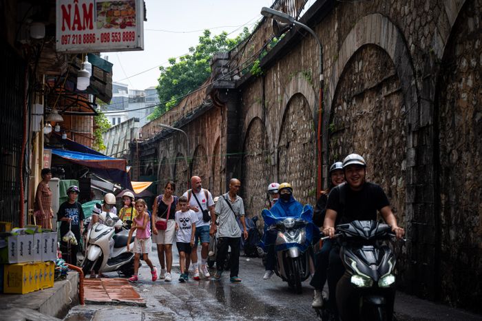  Đoạn vòm cầu đá chạy qua phố Gầm Cầu dài 500 m. Tuyến đường tập trung đông đúc hộ kinh doanh và quán ăn dù con phố chỉ rộng 4 m. 