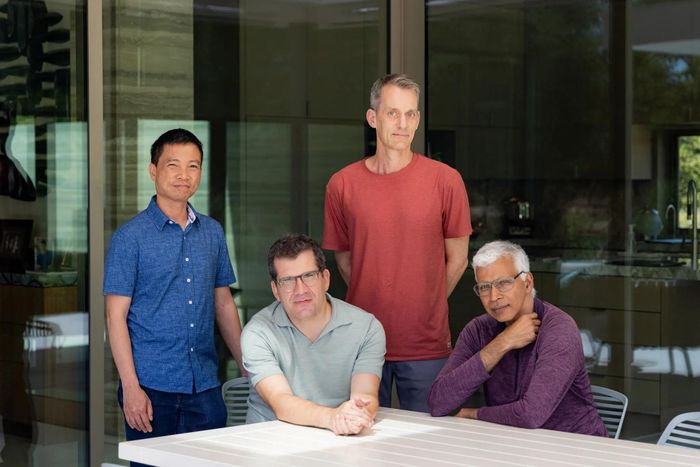  Nhóm sáng lập Discovery Loop, từ trái sang: Lê Viết Quốc, Oriol Vinyals, Jeff Dean và Sanjay Ghemawat. Ảnh: NY Times. 