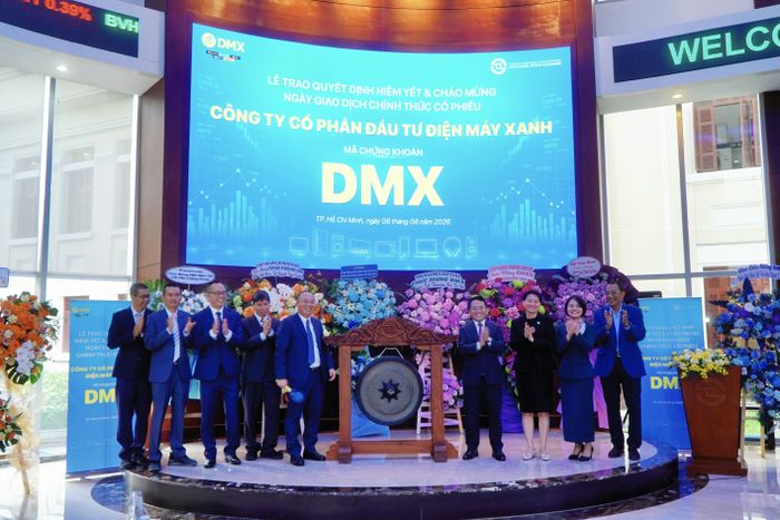 Lãnh đạo MWG và DMX tại lễ trao quyết định niêm yết cổ phiếu sáng 6/8. Ảnh: Liên Phạm.