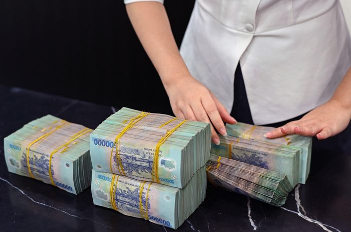 Làn sóng phát hành trái phiếu của các ngân hàng đang nóng lên khi mặt bằng lãi suất liên tục gia tăng. Ảnh: Việt Linh.