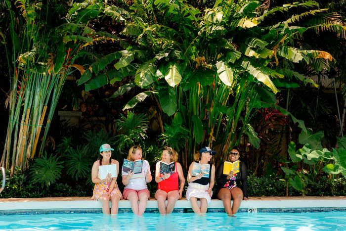 Một chuyến đi nghỉ dưỡng đọc sách ở Hawaii cùng Silent Book Club. Ảnh: Silent Book Club.