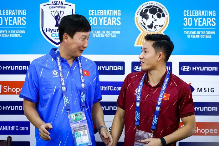  Ông Kim đề nghị Hai Long tạo một dáng chụp hình khác nhưng tiền vệ của CLB Hà Nội bật cười từ chối. Không khí thoải mái là điểm dễ nhận thấy trong cuộc họp báo trước trận của tuyển Việt Nam gặp Campuchia. Ảnh: Minh Chiến. 