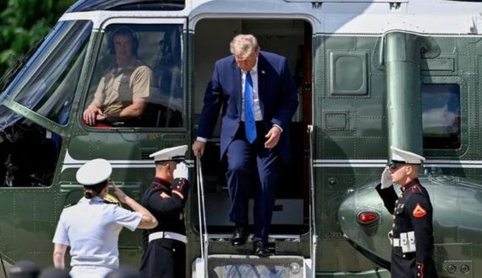  Tổng thống Mỹ Donald Trump bước xuống từ trực thăng Marine One. Ảnh: Reuters. 