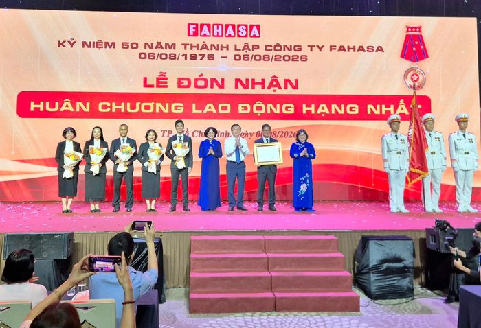  Tập thể lãnh đạo FAHASA nhận Huân chương Lao động hạng Nhất của Chủ tịch nước. 