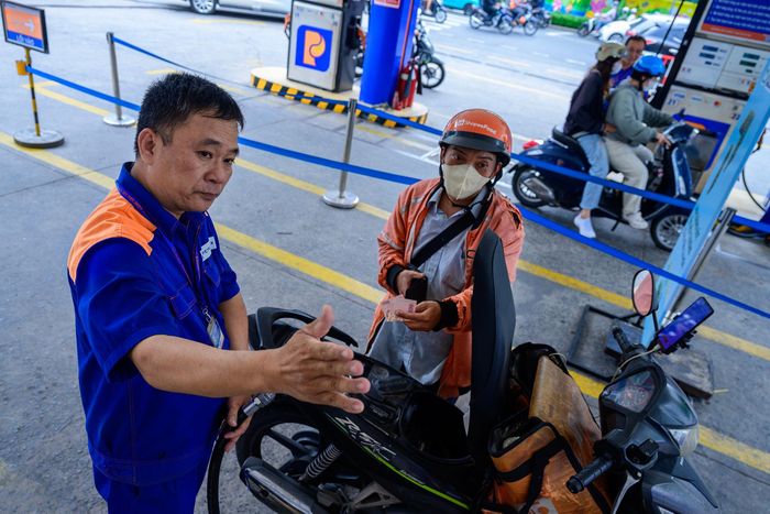 Xăng E10 RON 95 được bán với giá 22.320 đồng/lít. Ảnh: Hoài Bảo.
