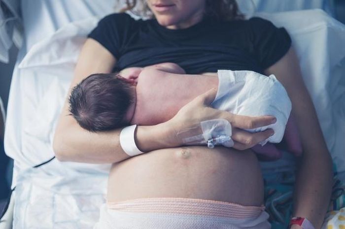 Mẹ có thể bắt đầu cho con bú trong vòng một giờ đầu tiên sau khi sinh nếu cả mẹ và bé đều có tình trạng sức khỏe ổn định. Ảnh: Adobe.
