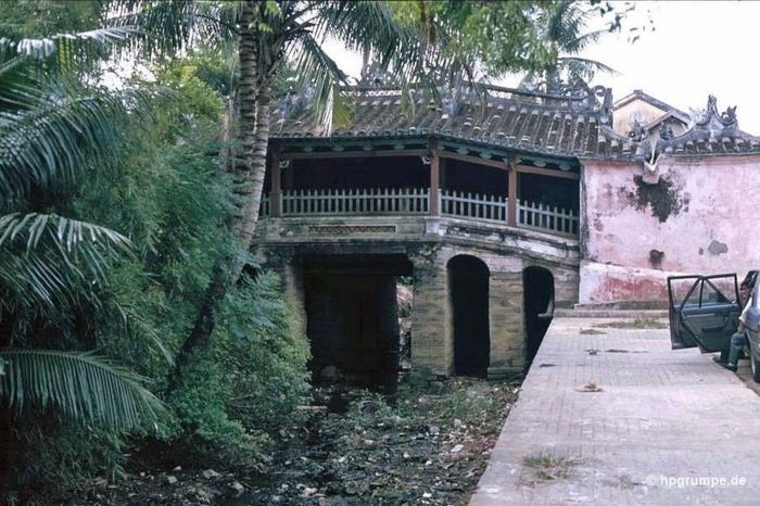  Năm 1991, Chùa Cầu chưa trải qua các đợt đại trùng tu quy mô, chưa được xây bờ kè hay quy hoạch đô thị. Tuy nhiên, cây cầu đã phủ màu rêu phong, mái ngói âm dương sẫm nâu, nhiều chỗ xỉn màu vì mưa nắng. Thời đó, người dân ngồi nghỉ, trò chuyện trước cây cầu. Ban đêm, Chùa Cầu chìm trong ánh đèn vàng mờ, tĩnh lặng. 