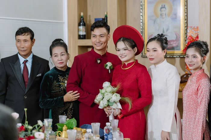  Trúc mừng khi ba mẹ đều có hạnh phúc riêng sau chia tay. Mẹ ruột Trúc (áo dài trắng) cũng có mặt chúc mừng ngày vui của con gái. 