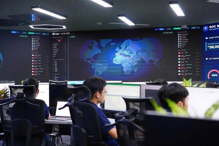 Trung tâm điều hành an ninh mạng của VSEC hoạt động 24/7, phát hiện và xử lý các mối đe dọa, trong đó có những cuộc tấn công được AI hỗ trợ. Ảnh: VSEC.