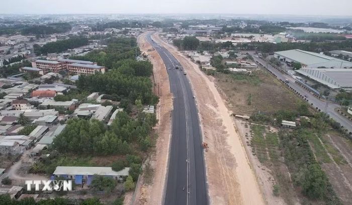 Máy móc, nhân lực thi công cao tốc Biên Hòa - Vũng Tàu. Ảnh: Công Phong.
