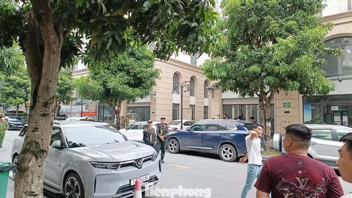  Lực lượng Cảnh sát phân luồng giao thông, đảm bảo an ninh trong khu vực. 