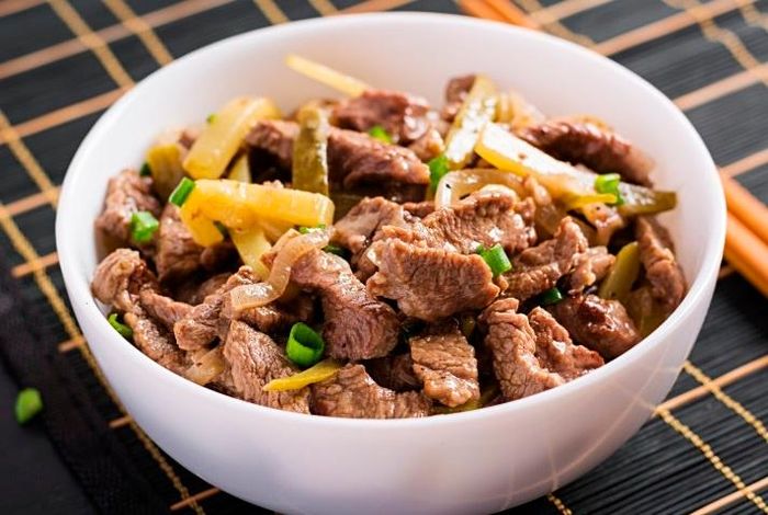  Chuyên gia khẳng định lợi ích dinh dưỡng chênh lệch rất nhỏ nhưng nguy cơ nhiễm tác nhân gây bệnh lại lớn hơn. Ảnh: Magnific. 