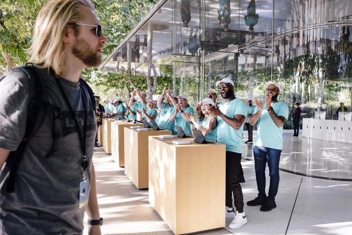  Nhân viên vỗ tay chào đón khách tham dự sự kiện của Apple tại Nhà hát Steve Jobs. Ảnh: Bloomberg. 